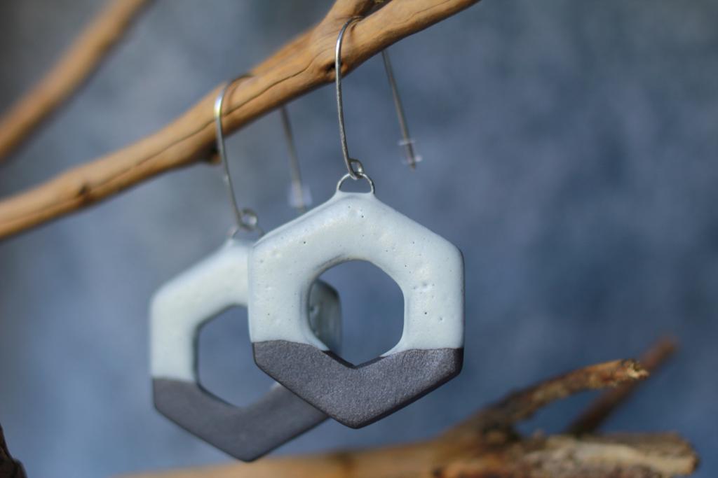 Boucles d'oreilles en céramique de forme hexagonale, terre noire et émail blanc.
