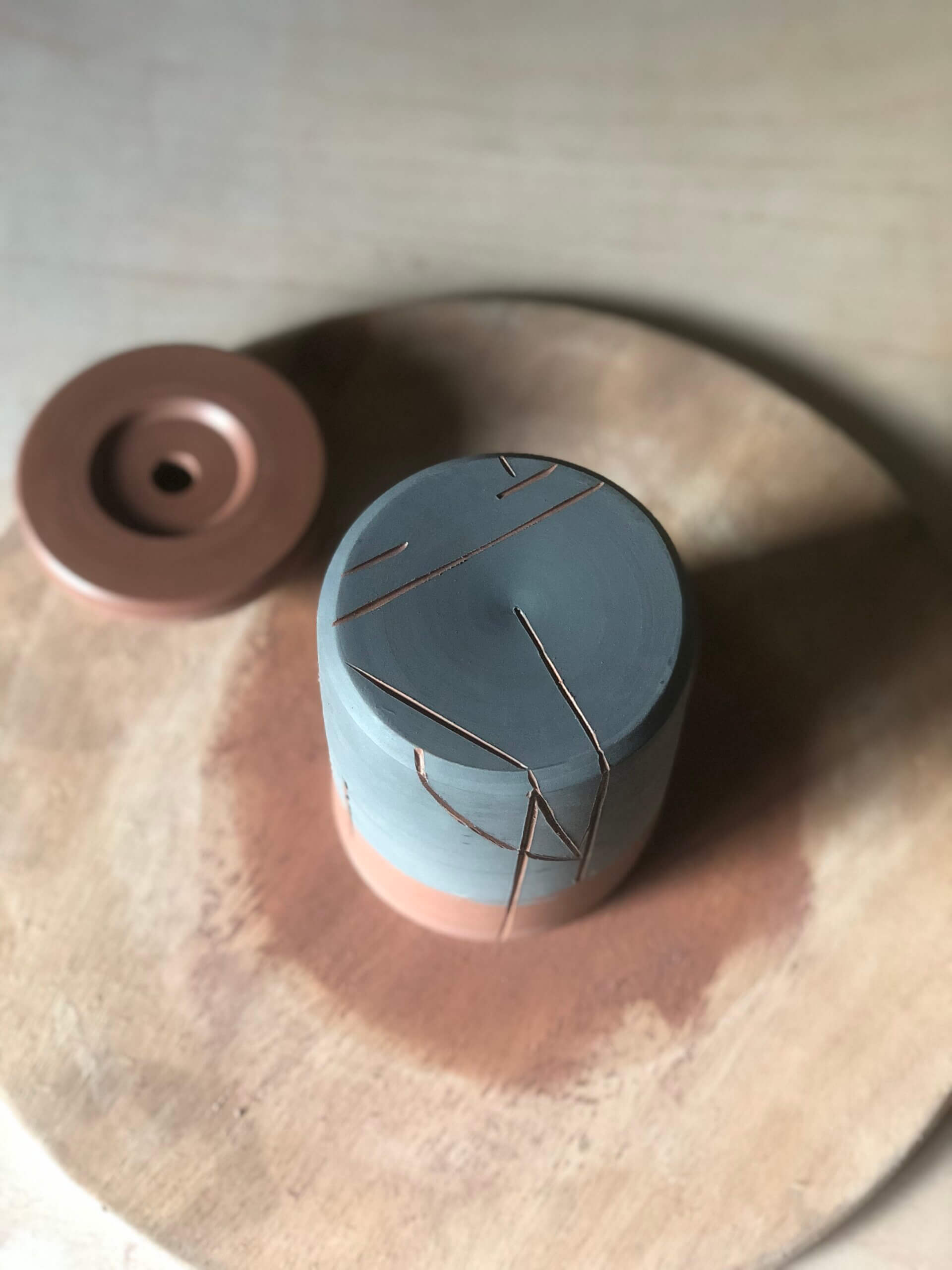 boite en grès roux crue et décor engobe noir