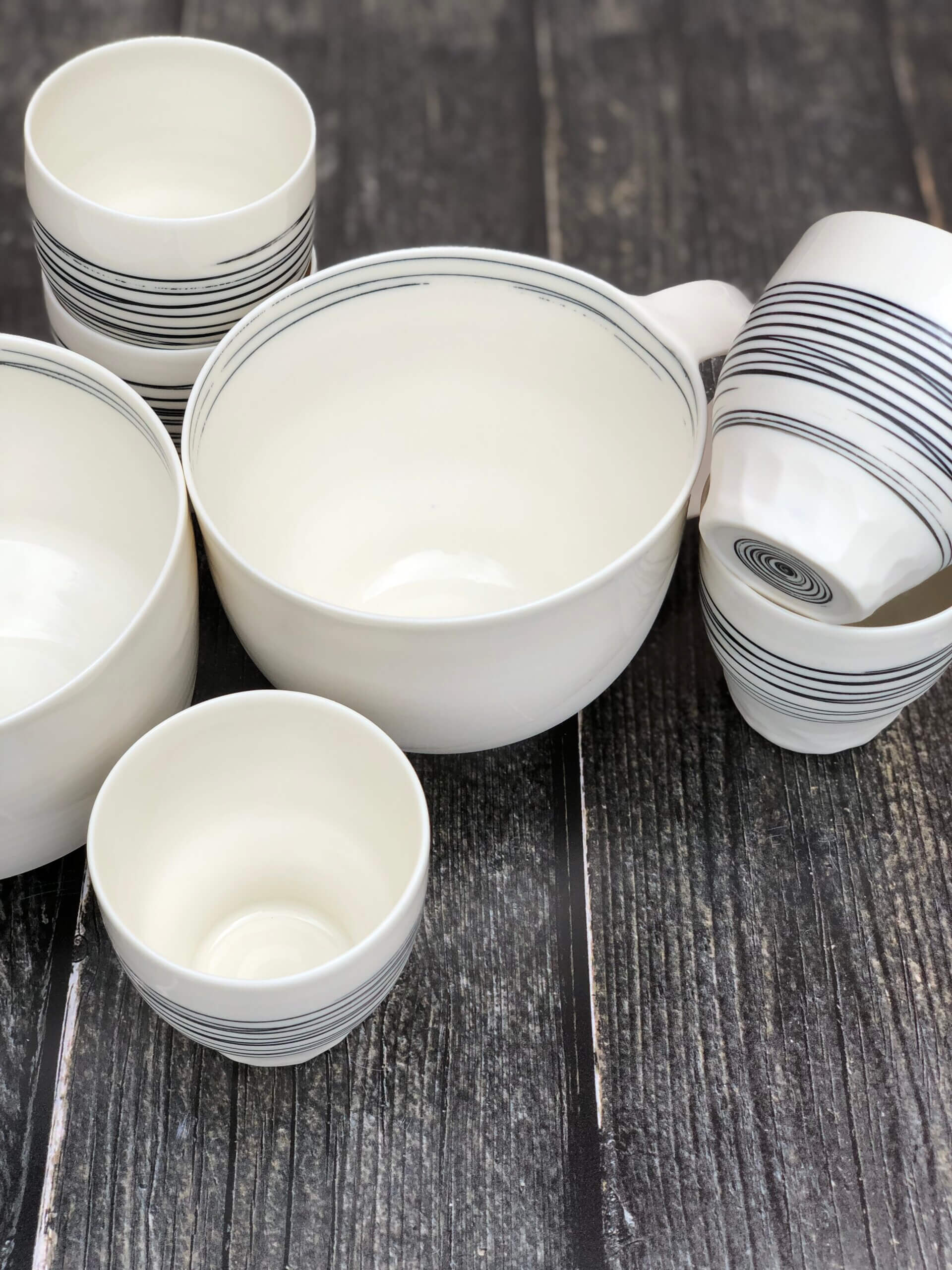 gros bols et tasse à café en porcelaine et décor mishima noir